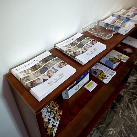 B&B Piazza 300Mila เลชเช ภายนอก รูปภาพ