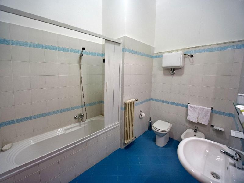B&B Piazza 300Mila เลชเช ภายนอก รูปภาพ