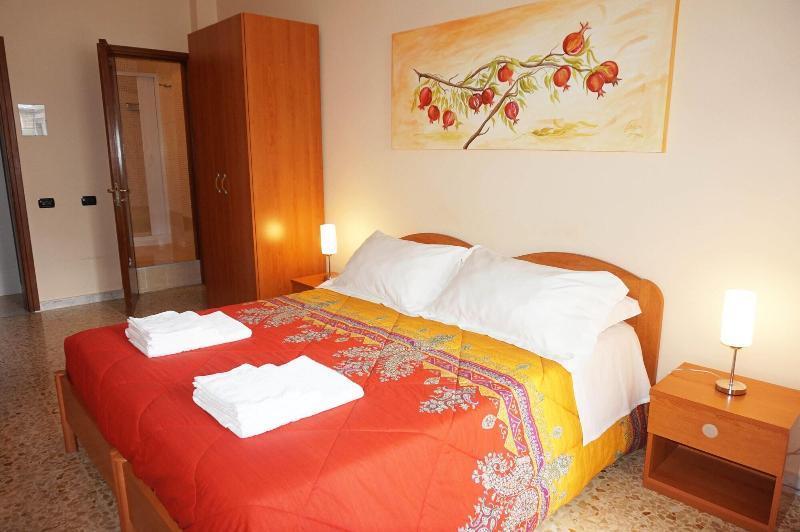 B&B Piazza 300Mila เลชเช ภายนอก รูปภาพ