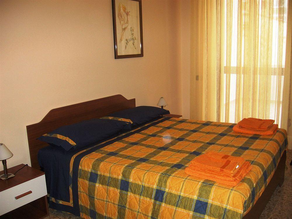 B&B Piazza 300Mila เลชเช ภายนอก รูปภาพ
