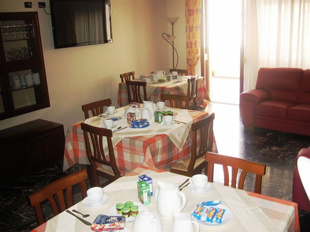 B&B Piazza 300Mila เลชเช ภายนอก รูปภาพ