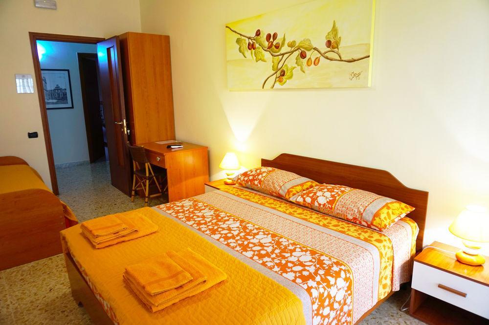 B&B Piazza 300Mila เลชเช ภายนอก รูปภาพ