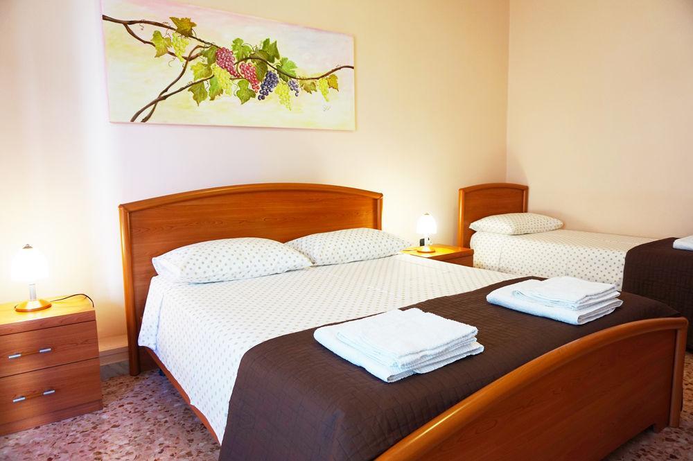 B&B Piazza 300Mila เลชเช ภายนอก รูปภาพ