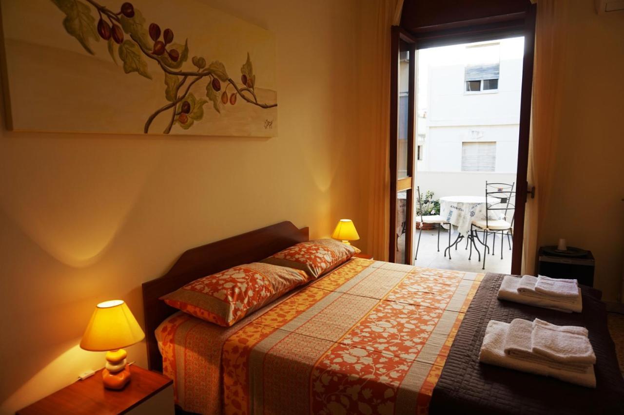 B&B Piazza 300Mila เลชเช ภายนอก รูปภาพ