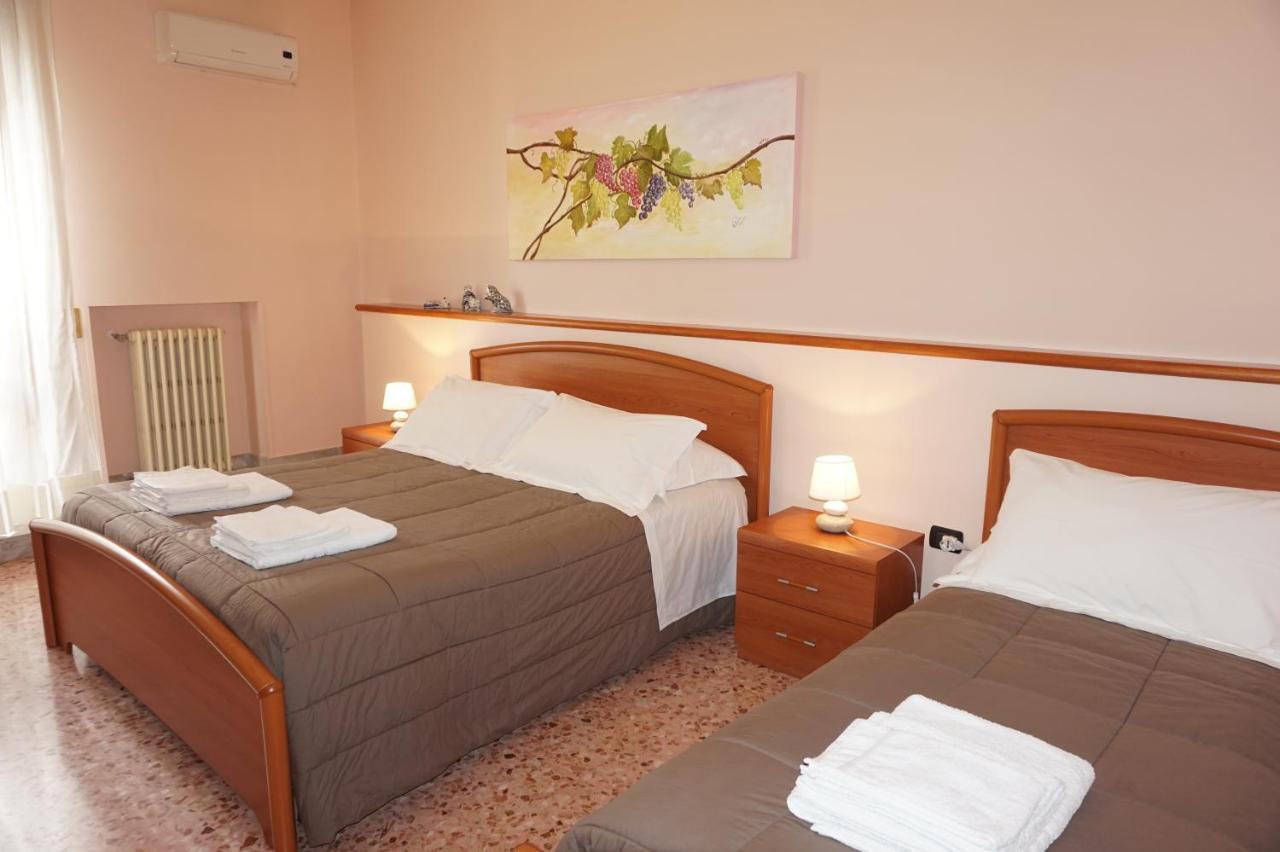 B&B Piazza 300Mila เลชเช ภายนอก รูปภาพ