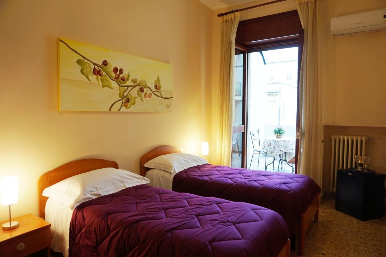 B&B Piazza 300Mila เลชเช ภายนอก รูปภาพ